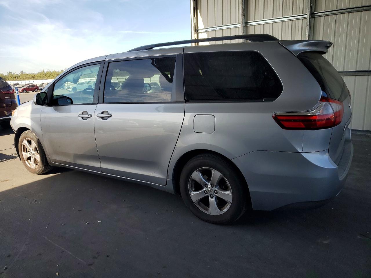 2015 TOYOTA SIENNA LE — снимка 2
