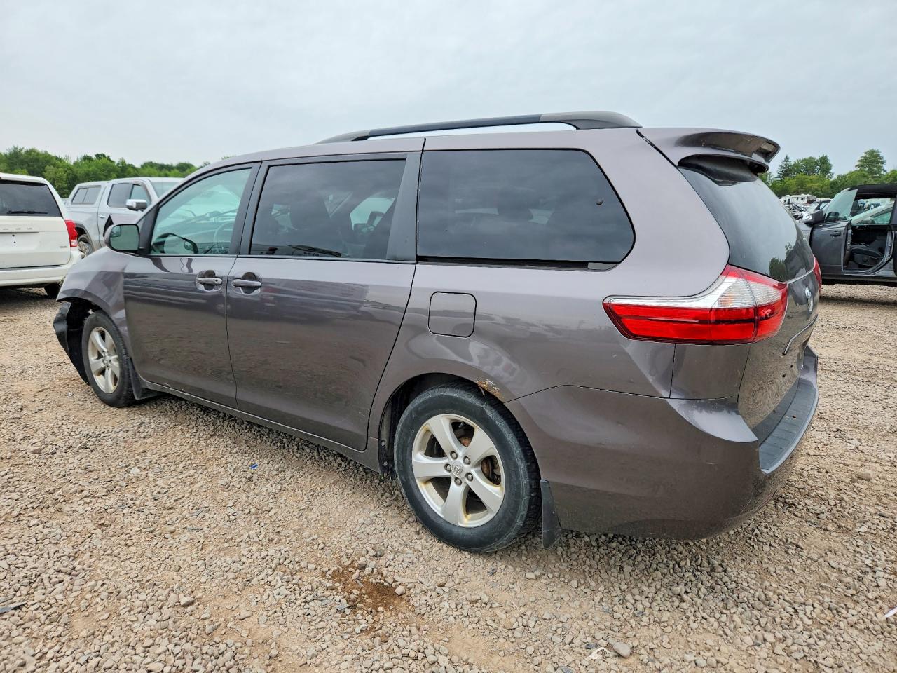 2015 TOYOTA SIENNA LE — снимка 2