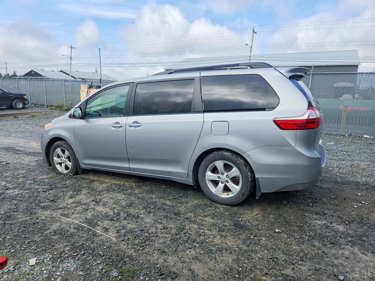 2015 TOYOTA SIENNA LE — снимка 2