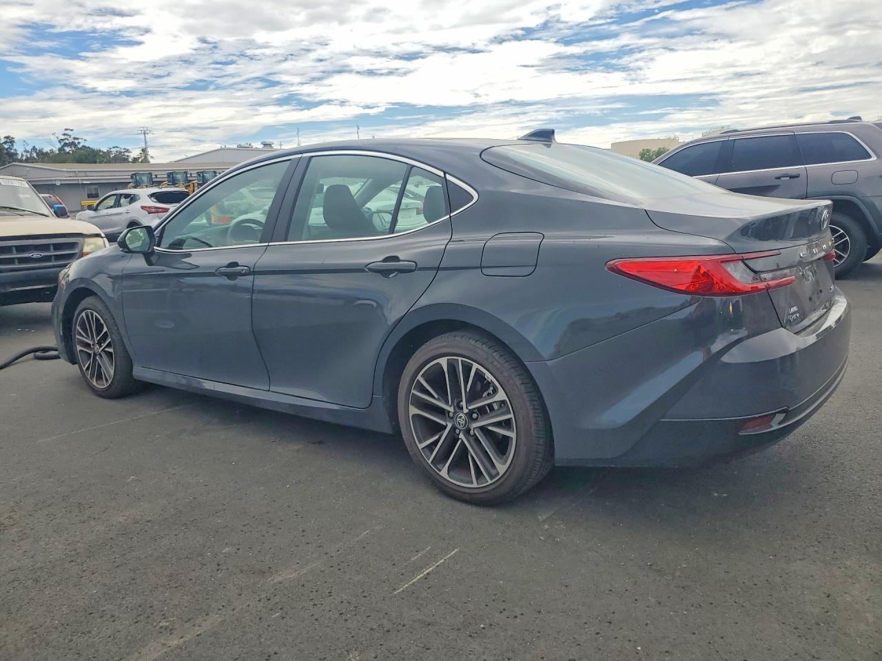 2025 TOYOTA CAMRY XLE — снимка 2
