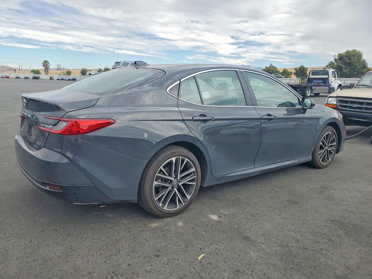 2025 TOYOTA CAMRY XLE — снимка 3