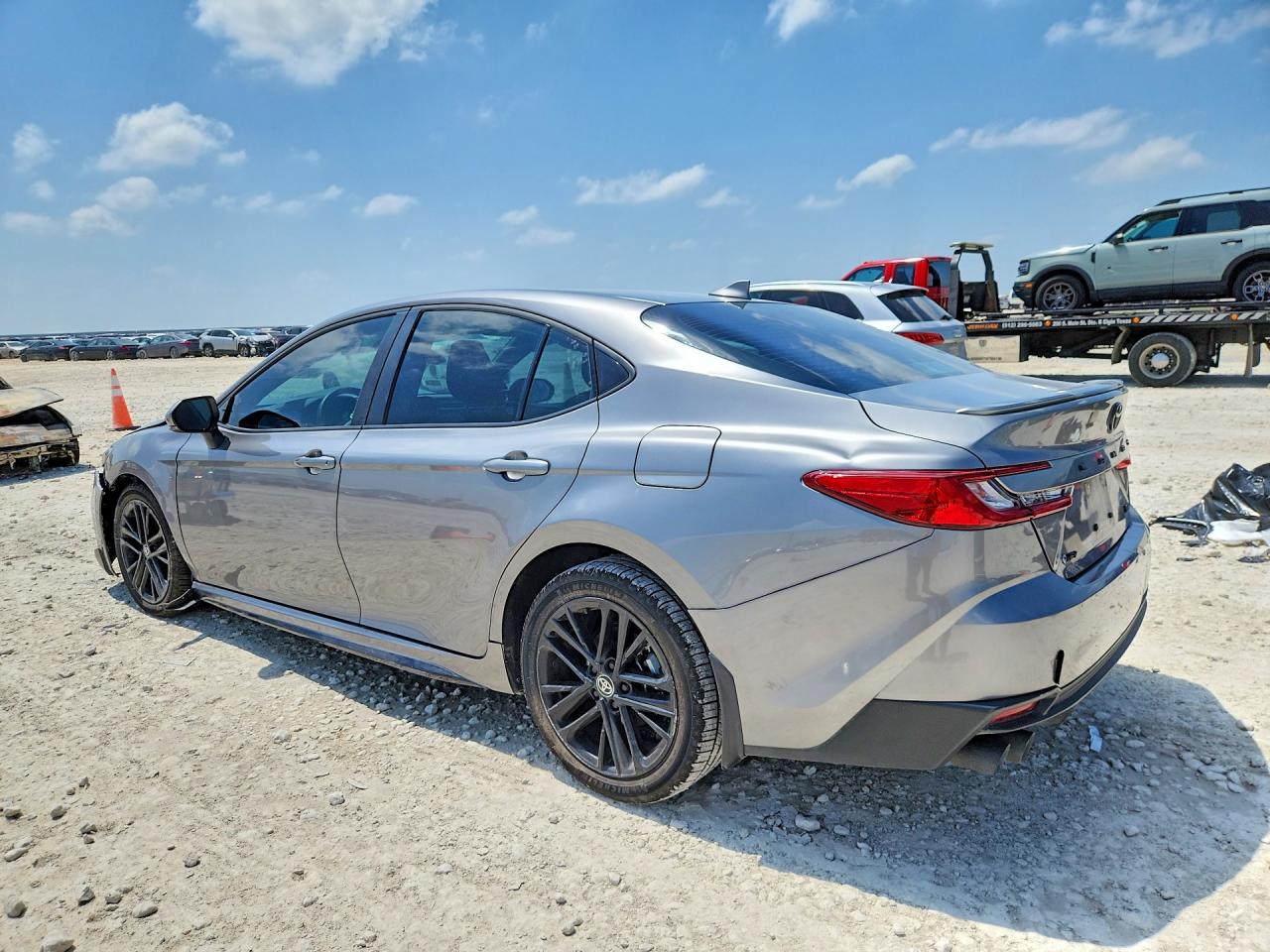 2025 TOYOTA CAMRY SE — снимка 2