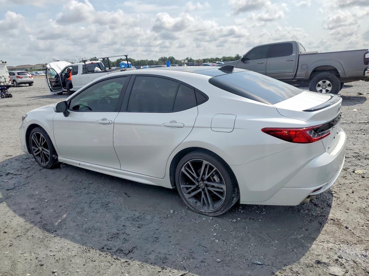2025 TOYOTA CAMRY XSE — снимка 2