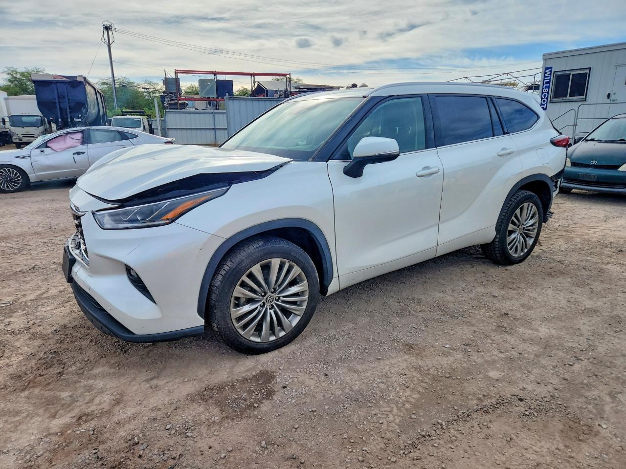 2022 TOYOTA HIGHLANDER PLATINUM