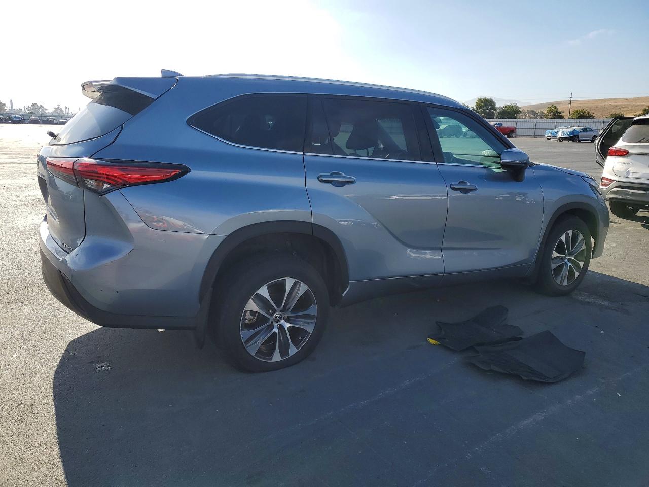 2022 TOYOTA HIGHLANDER XLE — снимка 3