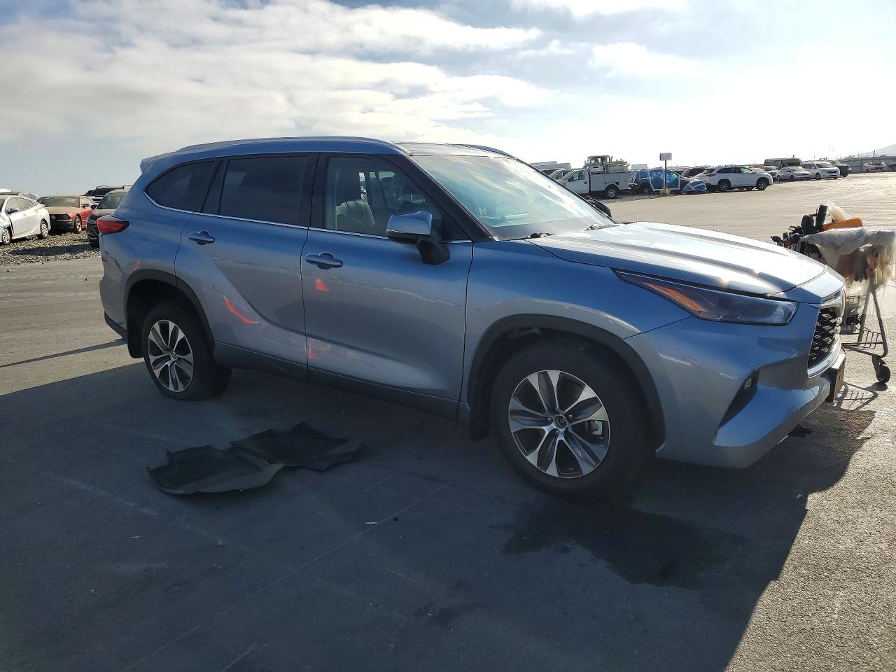 2022 TOYOTA HIGHLANDER XLE — снимка 4