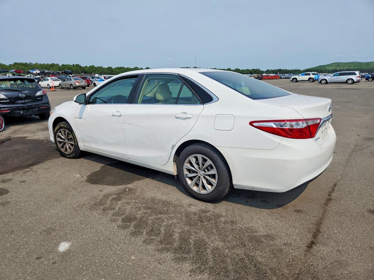 2017 TOYOTA CAMRY LE — снимка 2