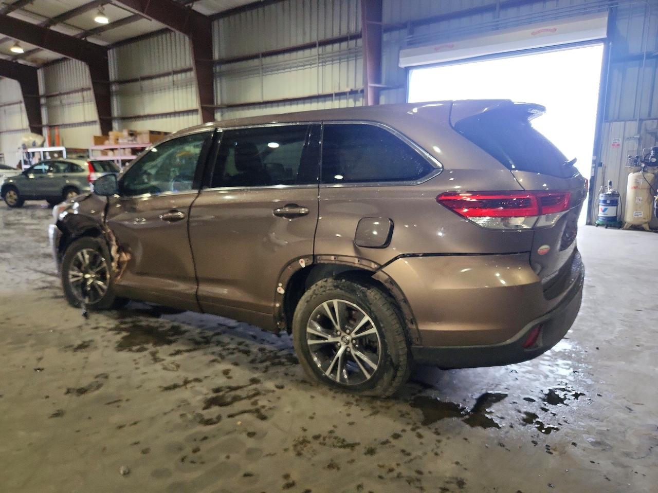 2018 TOYOTA HIGHLANDER LE — снимка 2