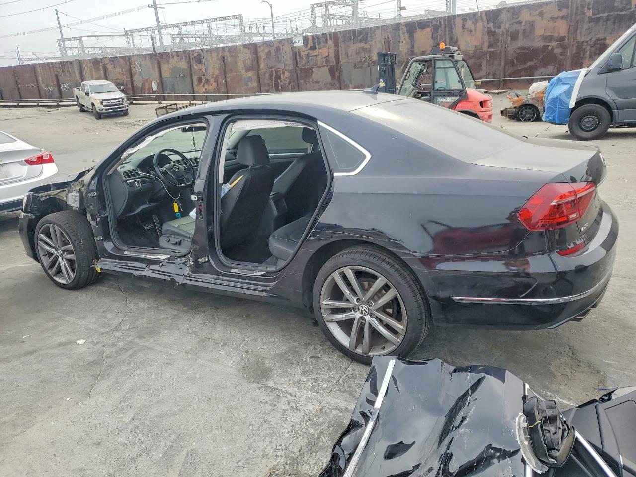 2017 VOLKSWAGEN PASSAT R-LINE — снимка 2