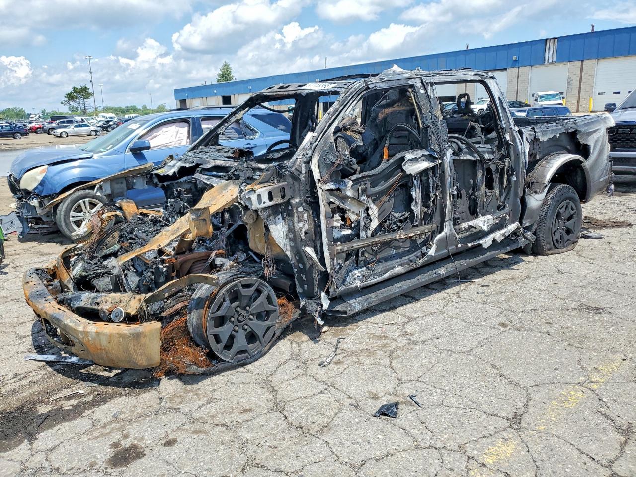 2025 FORD F150 LIGHTNING XLT