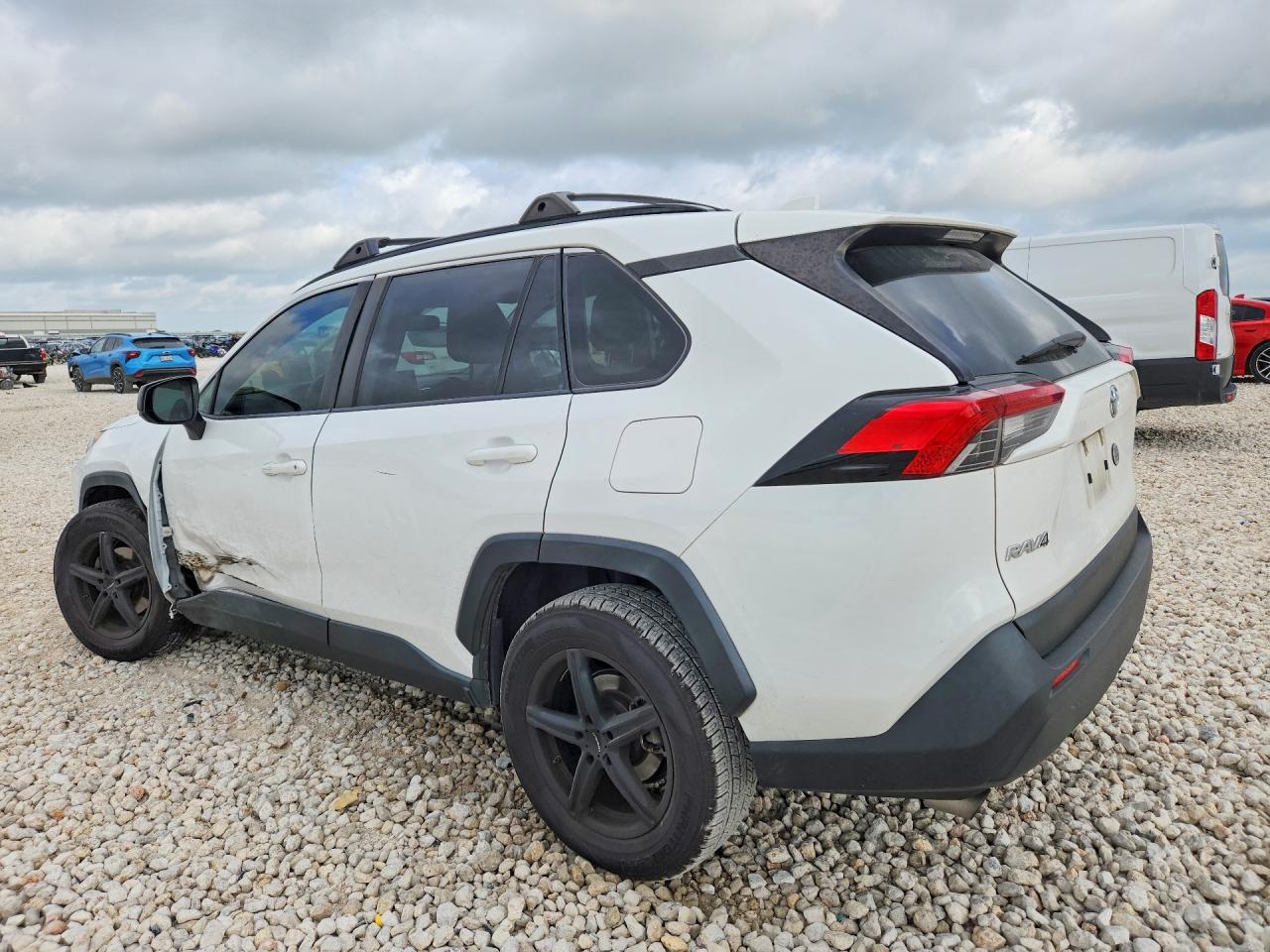 2019 TOYOTA RAV4 LE — снимка 2