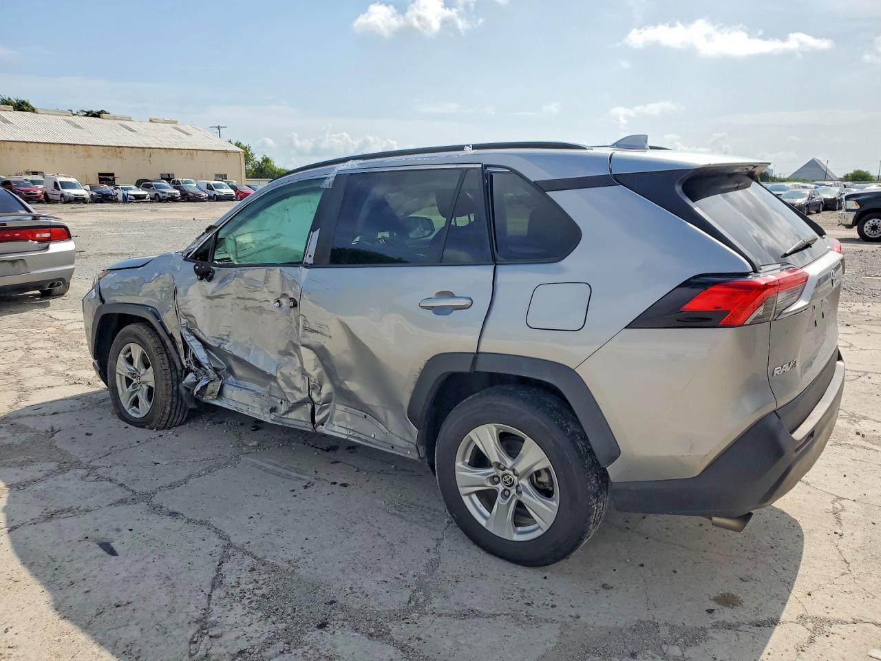 2021 TOYOTA RAV4 XLE — снимка 2