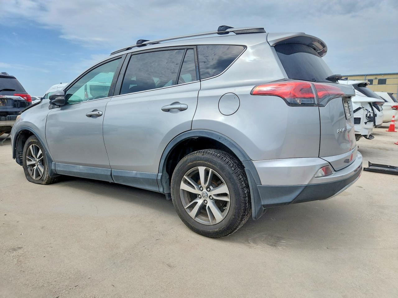 2018 TOYOTA RAV4 XLE — снимка 2