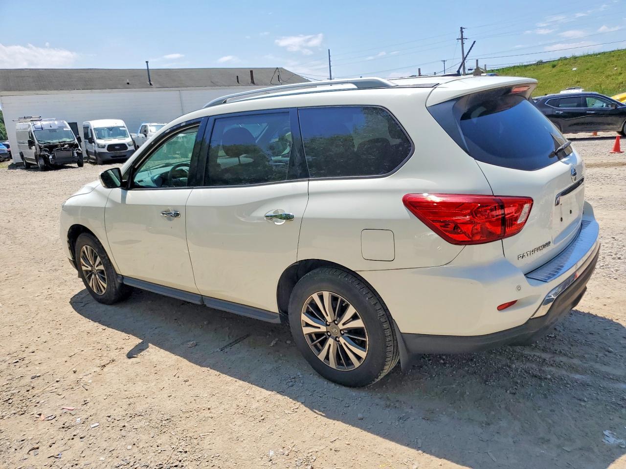 2017 NISSAN PATHFINDER SV — снимка 2