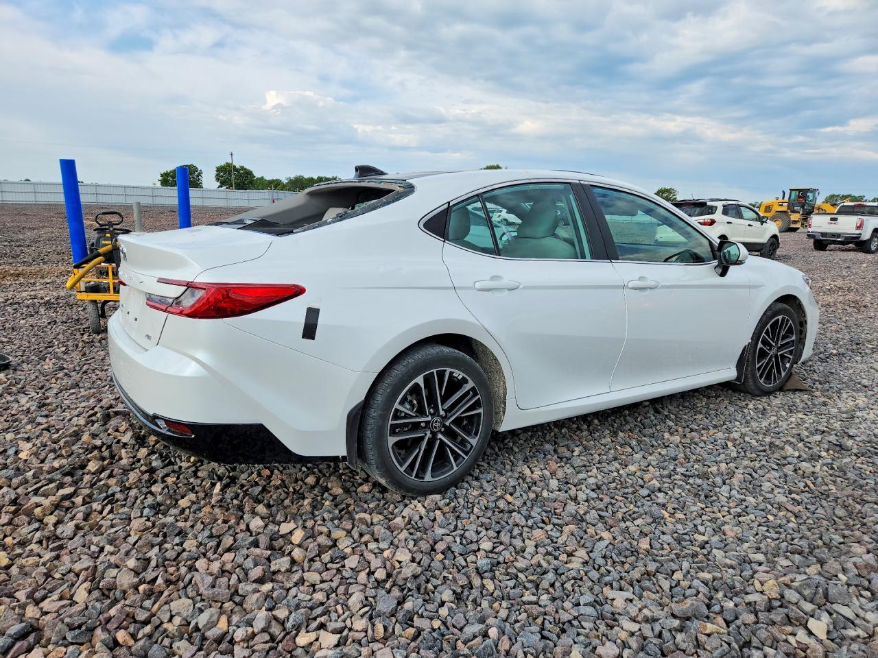 2025 TOYOTA CAMRY XLE — снимка 3