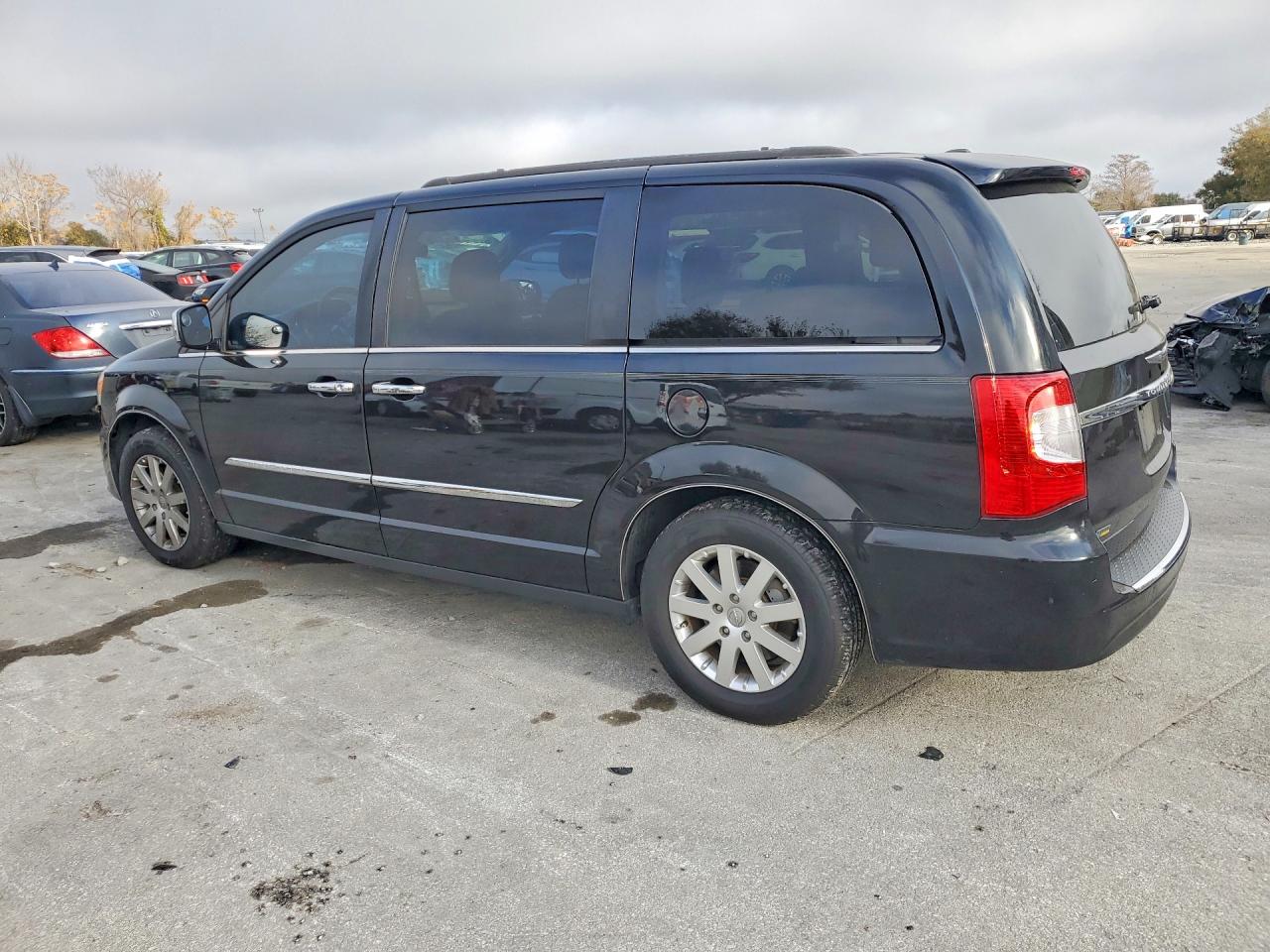 2016 CHRYSLER TOWN & COUNTRY TOURING — снимка 2