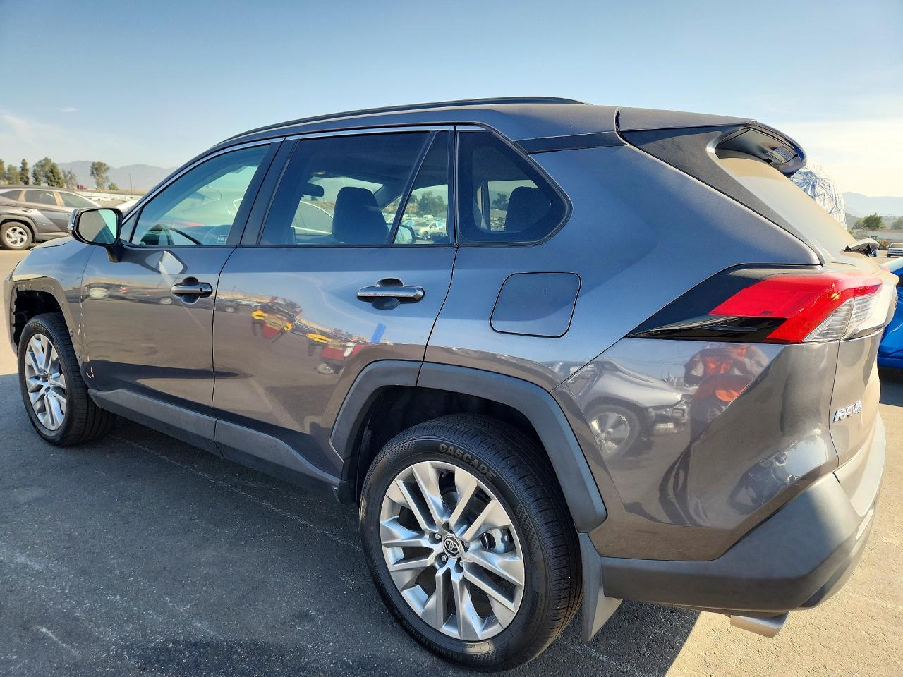 2022 TOYOTA RAV4 XLE PREMIUM — снимка 2