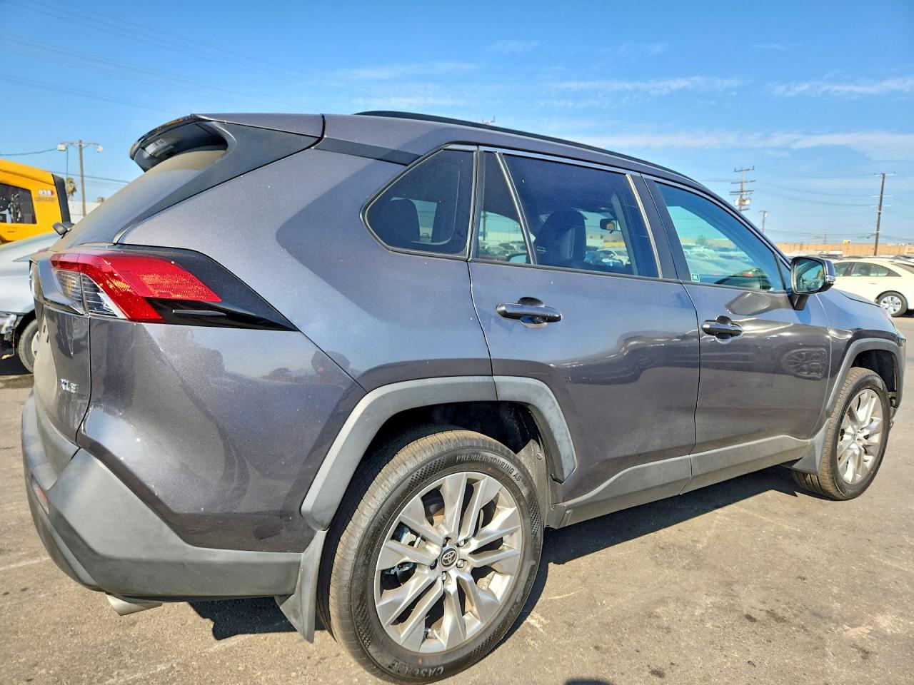 2022 TOYOTA RAV4 XLE PREMIUM — снимка 3