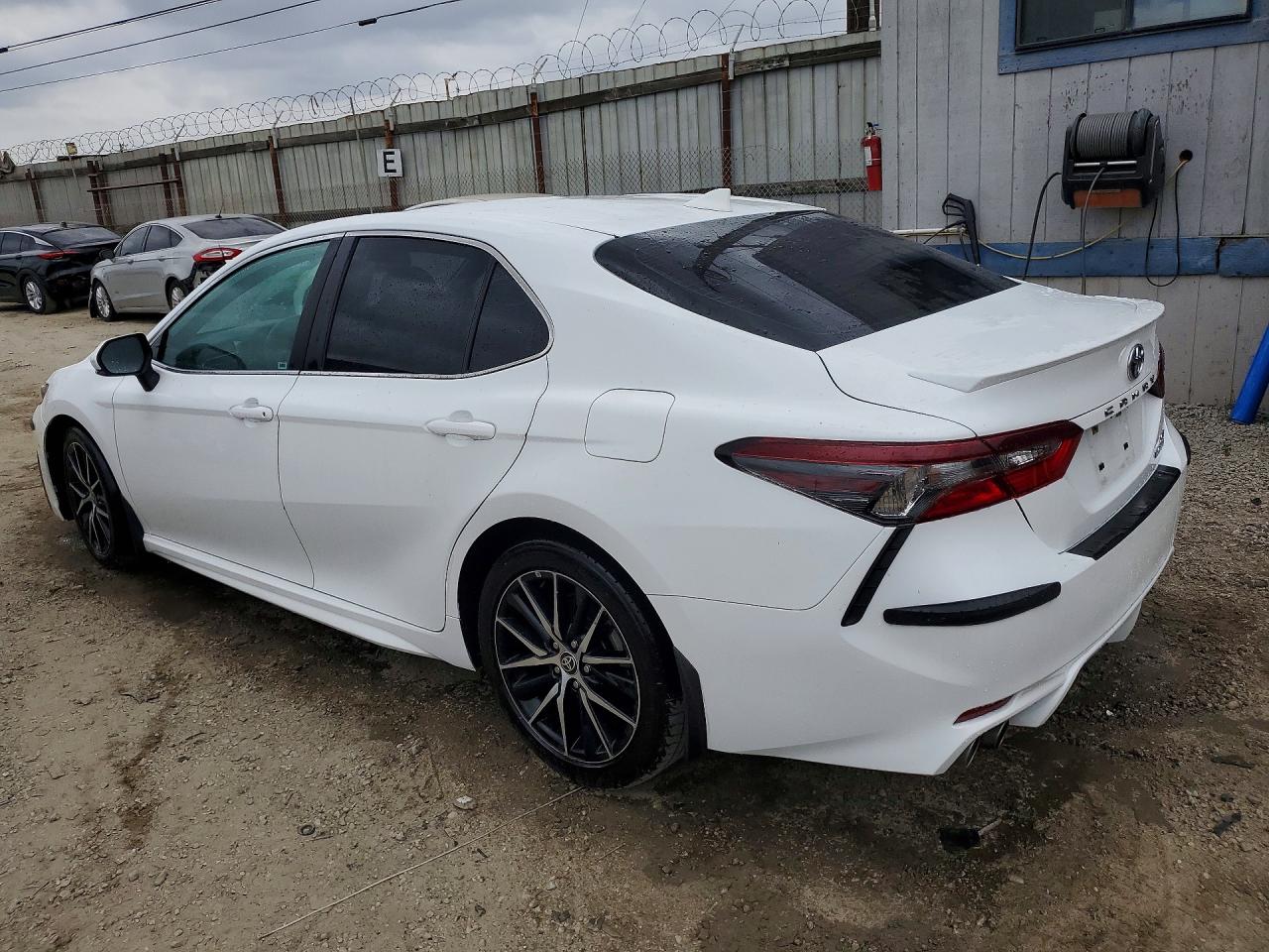 2022 TOYOTA CAMRY HYBRID SE — снимка 2
