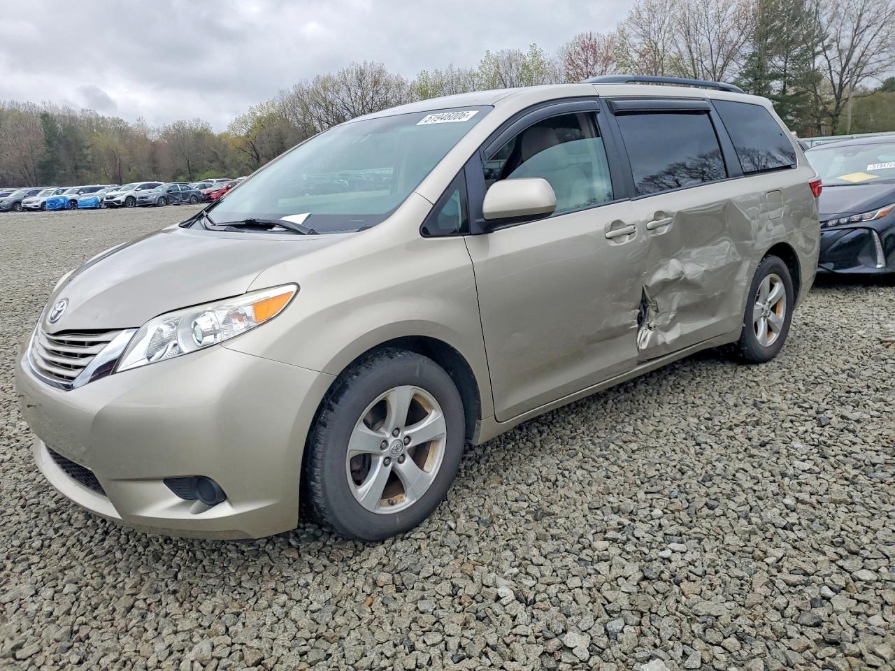 2015 TOYOTA SIENNA LE