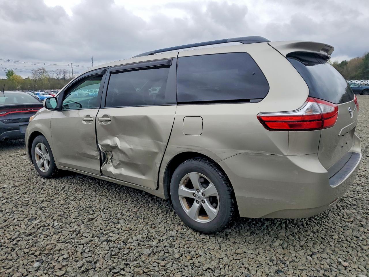 2015 TOYOTA SIENNA LE — снимка 2