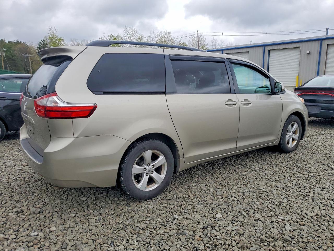 2015 TOYOTA SIENNA LE — снимка 3