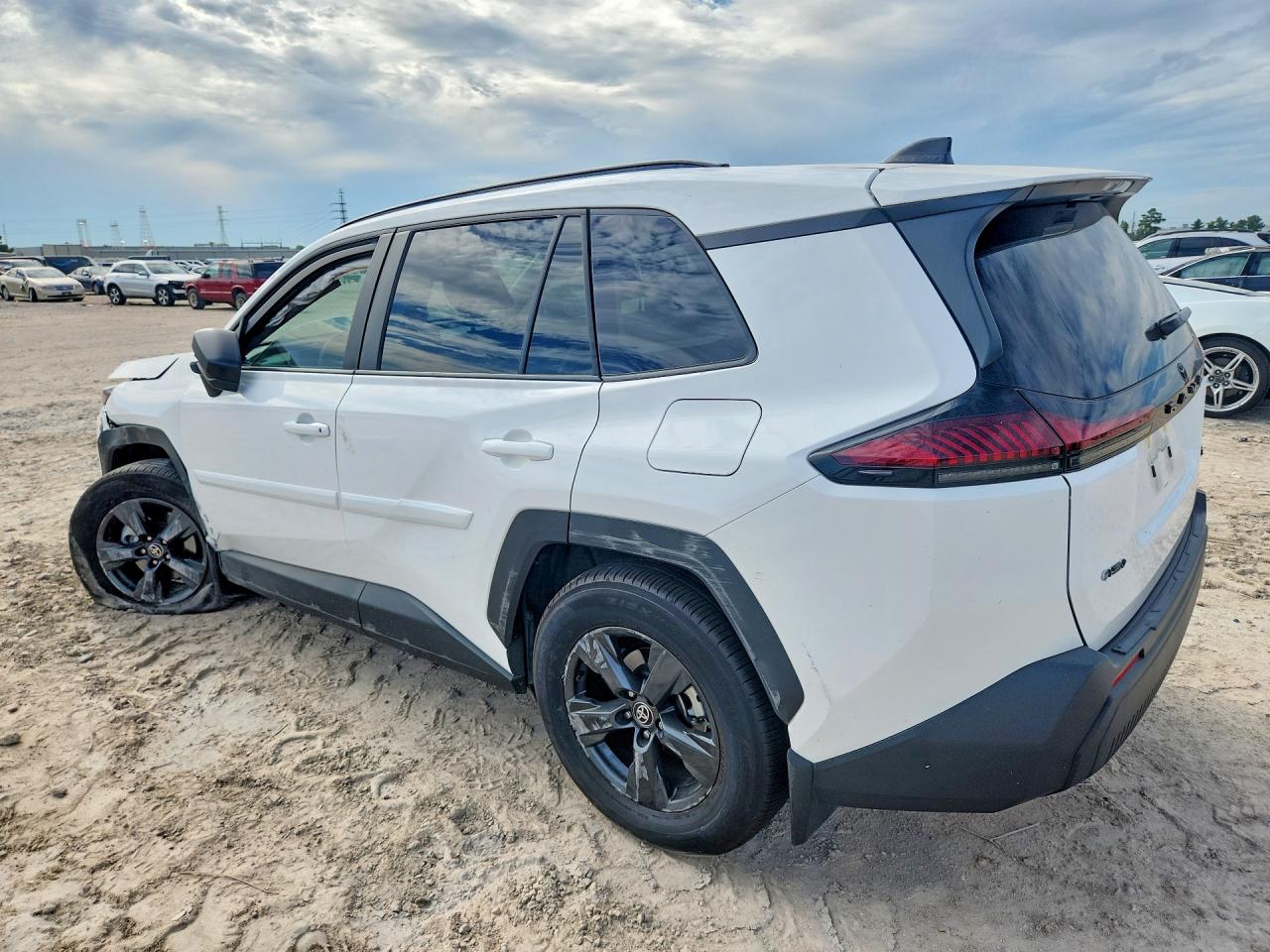 2026 TOYOTA RAV4 LE — снимка 2