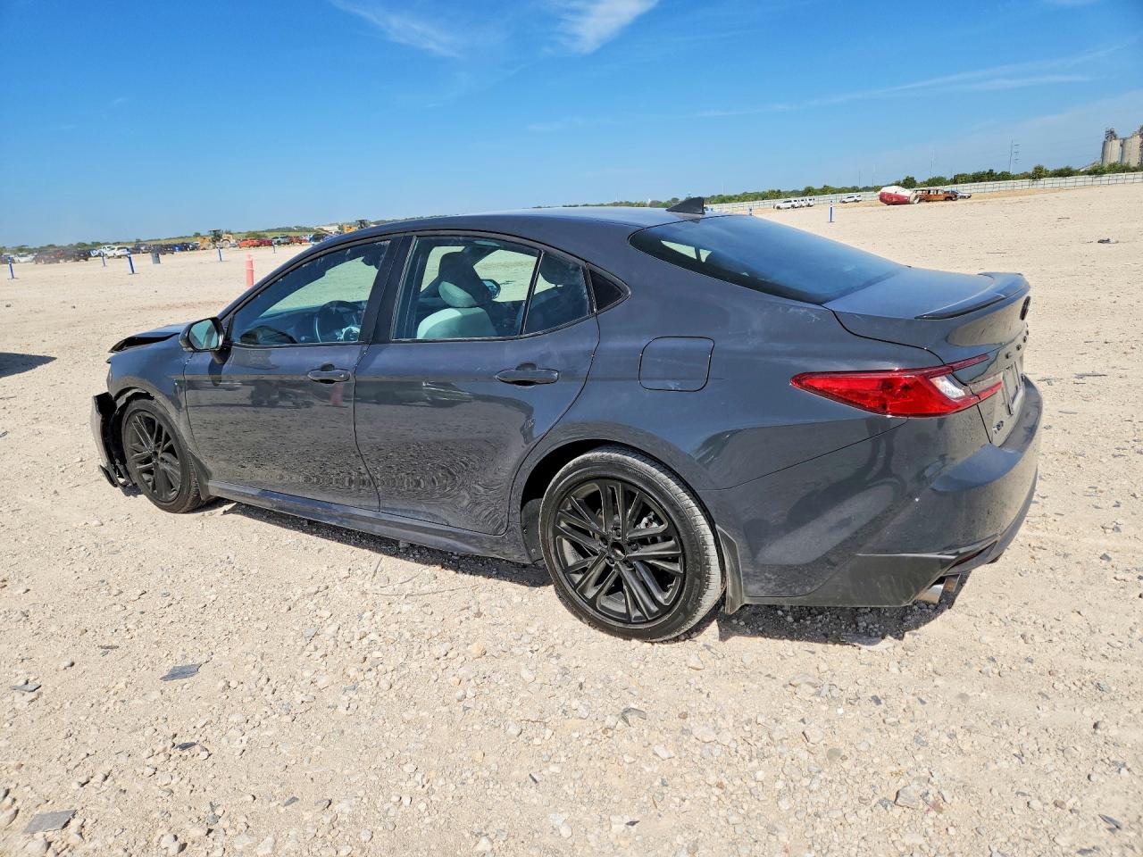 2025 TOYOTA CAMRY SE — снимка 2