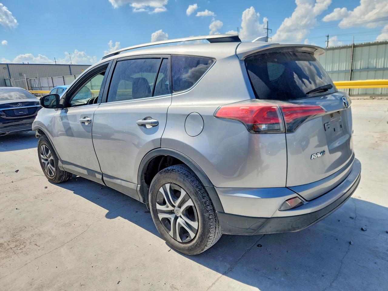 2017 TOYOTA RAV4 LE — снимка 2