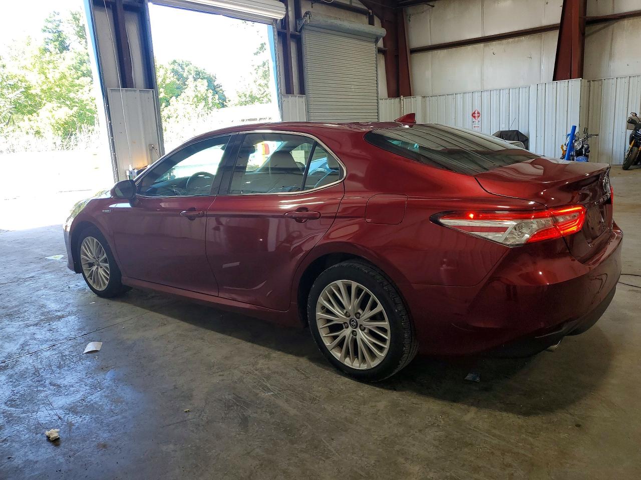 2019 TOYOTA CAMRY HYBRID XLE — снимка 2