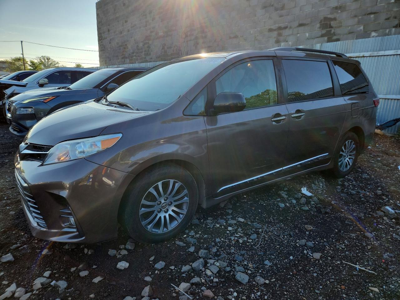 2018 TOYOTA SIENNA XLE 8-PASSENGER
