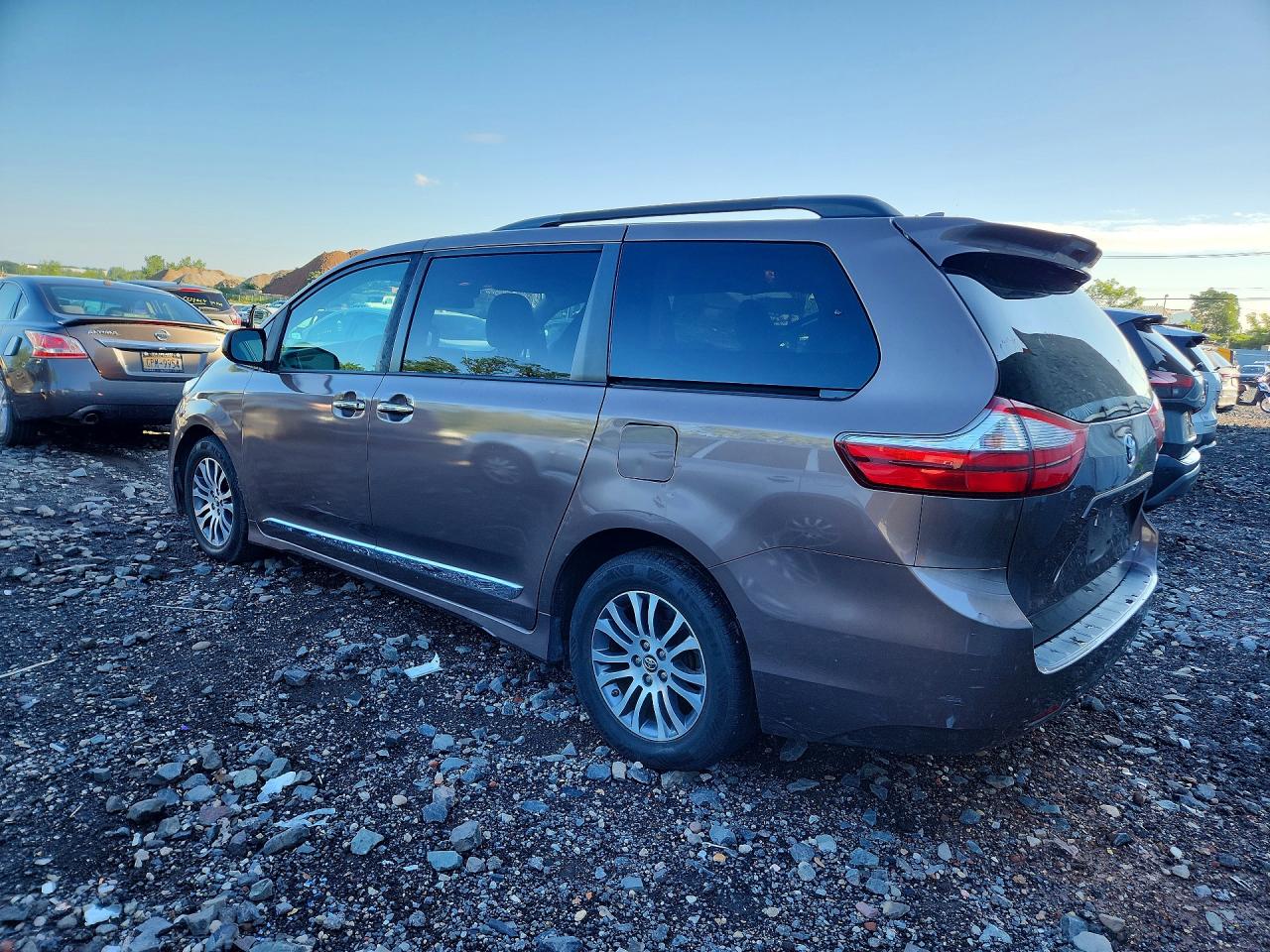2018 TOYOTA SIENNA XLE 8-PASSENGER — снимка 2