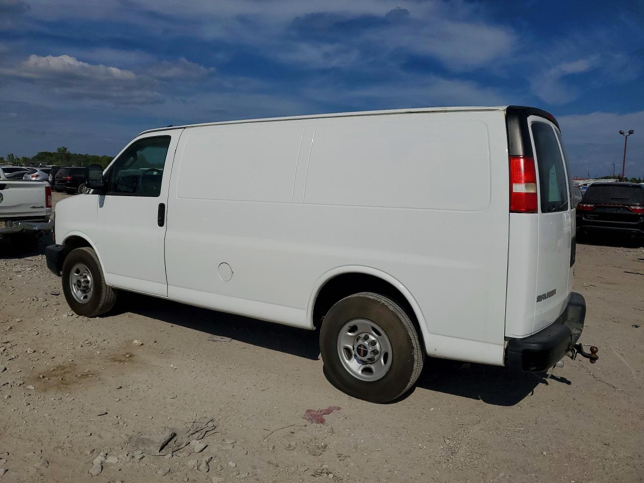 2024 GMC SAVANA G2500 — photo 2