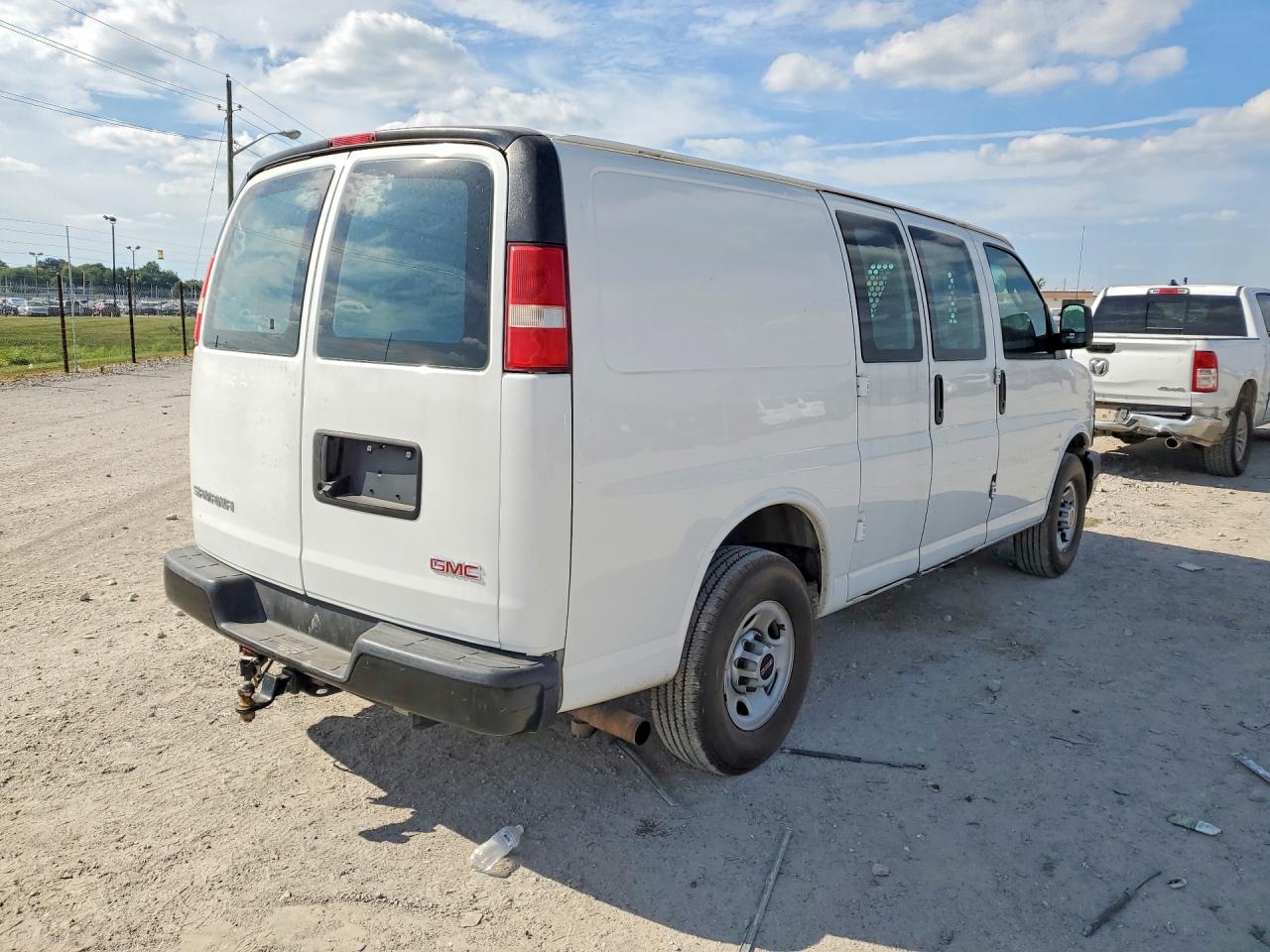 2024 GMC SAVANA G2500 — photo 3
