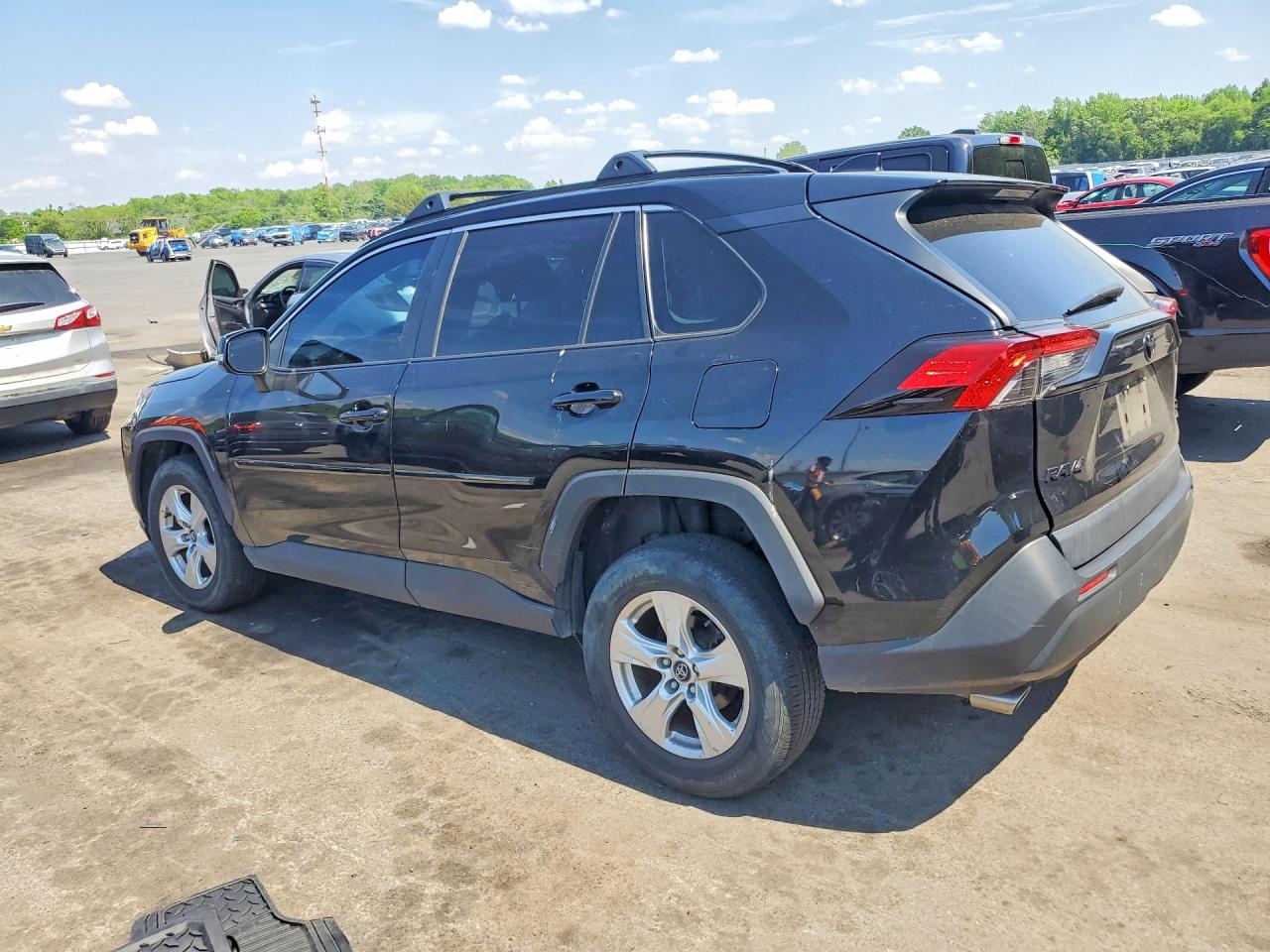 2020 TOYOTA RAV4 XLE — снимка 2