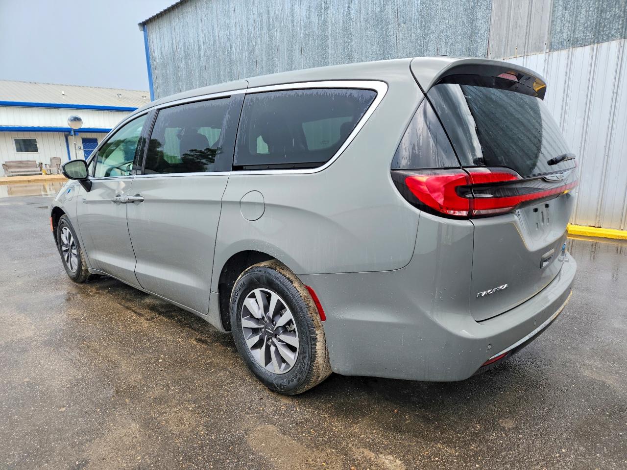 2023 CHRYSLER PACIFICA HYBRID TOURING L — снимка 2