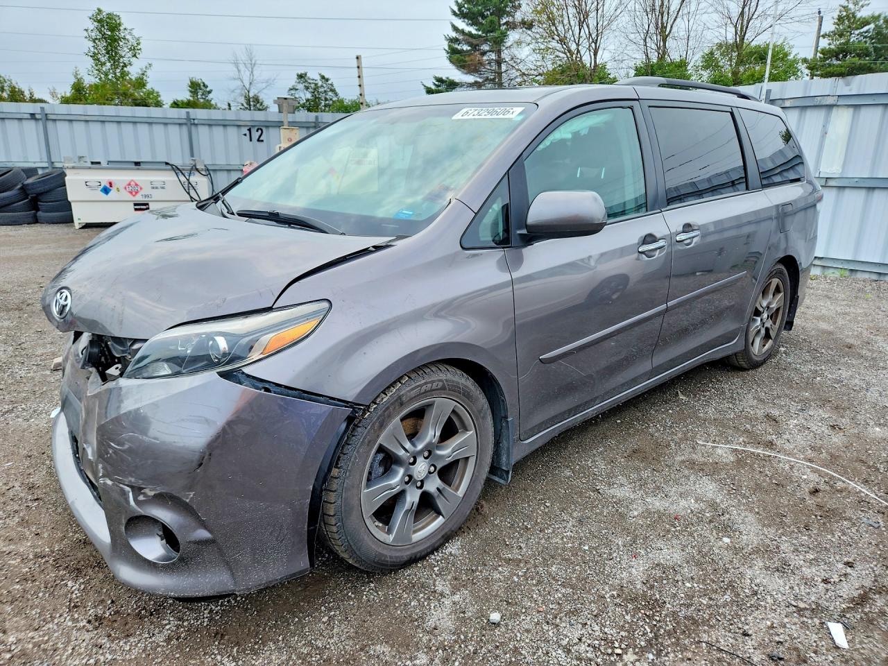 2017 TOYOTA SIENNA SE