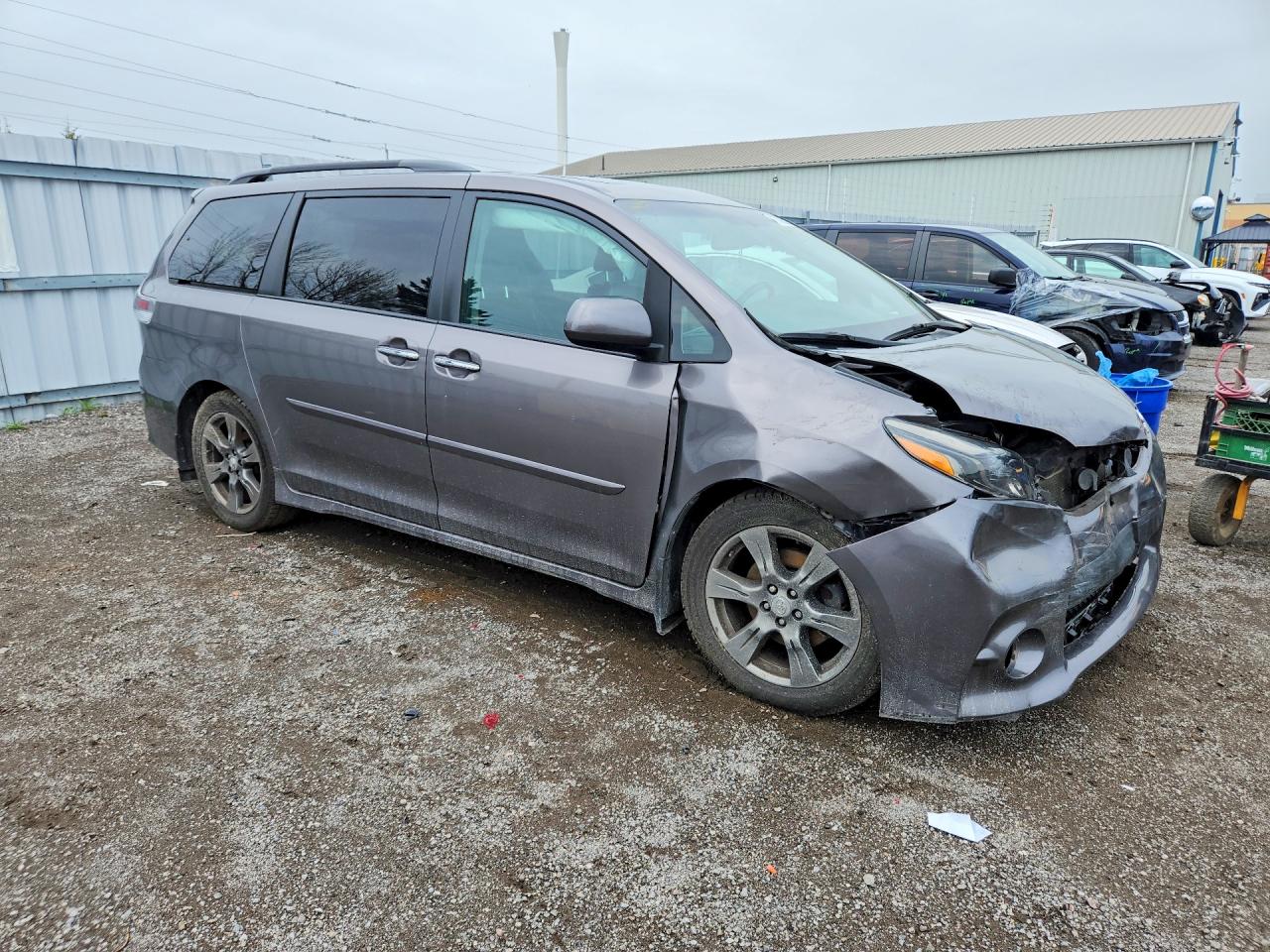 2017 TOYOTA SIENNA SE — снимка 4