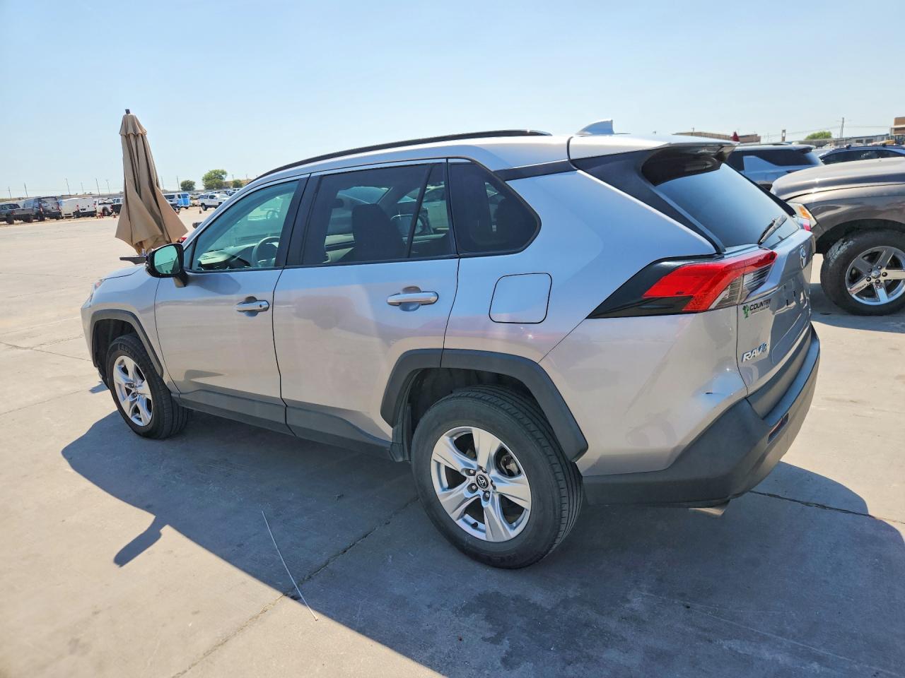 2020 TOYOTA RAV4 XLE — снимка 2