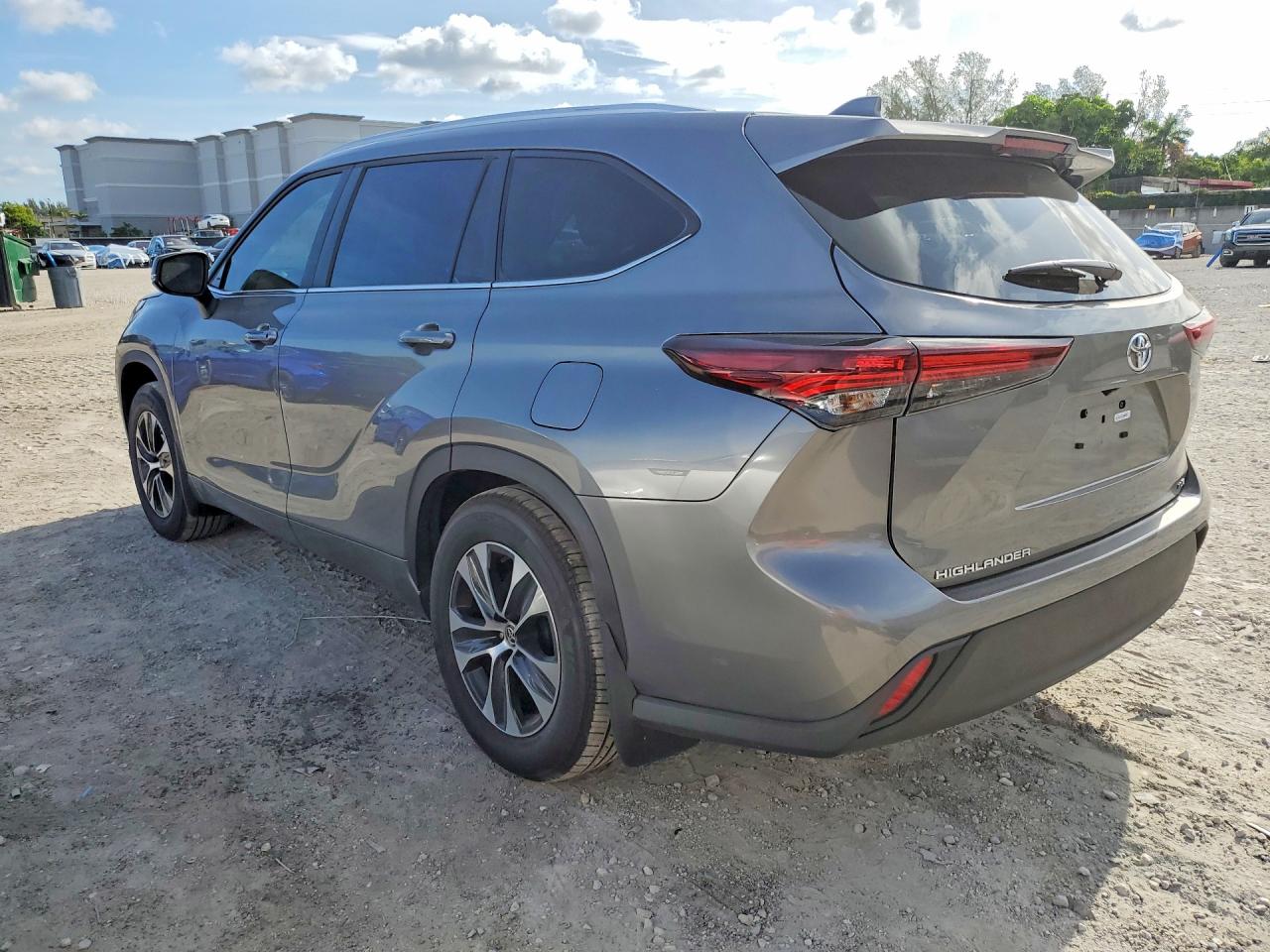 2025 TOYOTA HIGHLANDER XLE — снимка 2