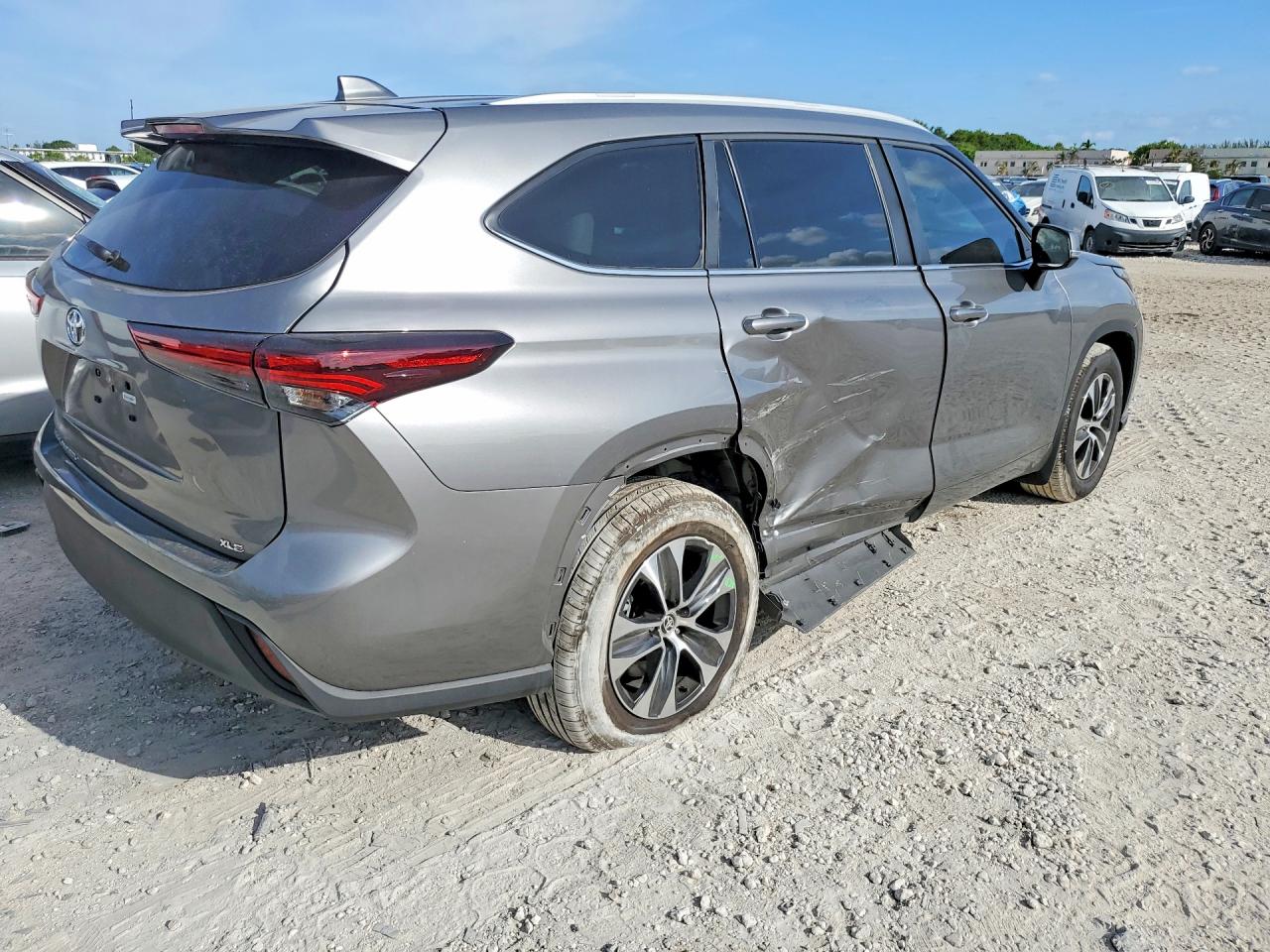 2025 TOYOTA HIGHLANDER XLE — снимка 3