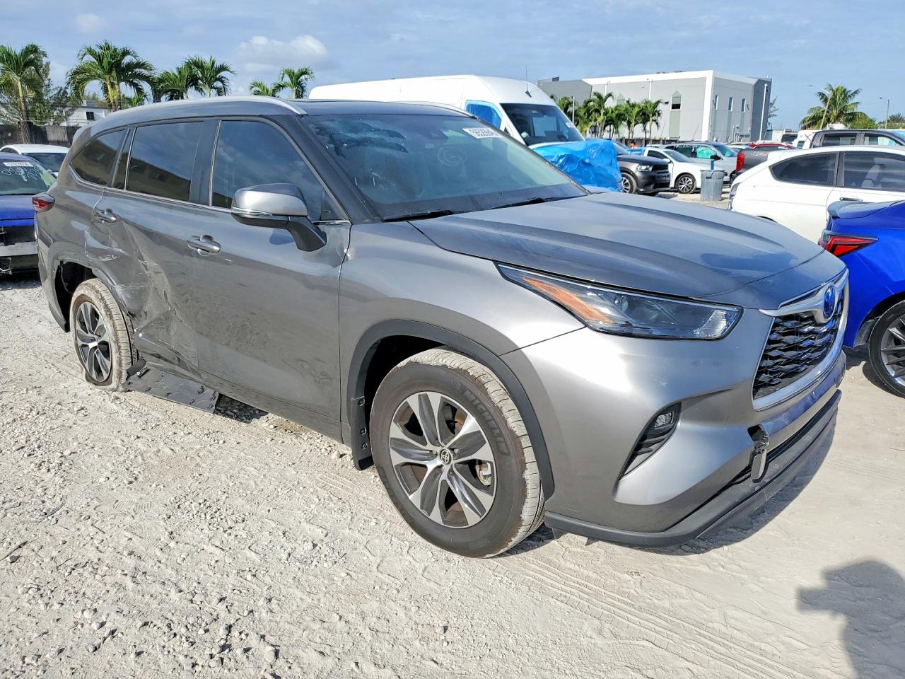 2025 TOYOTA HIGHLANDER XLE — снимка 4