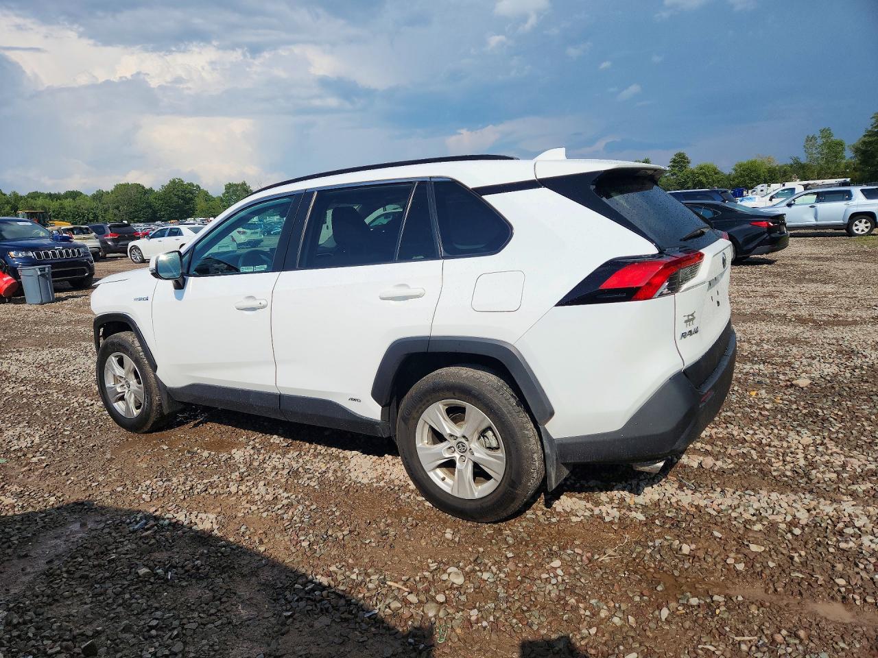 2021 TOYOTA RAV4 XLE — снимка 2