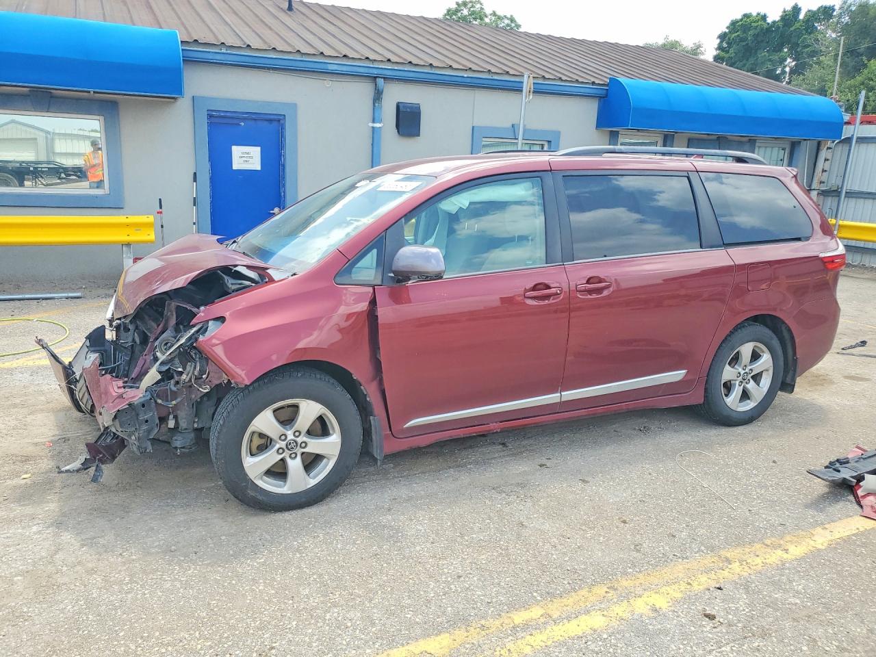 2018 TOYOTA SIENNA LE
