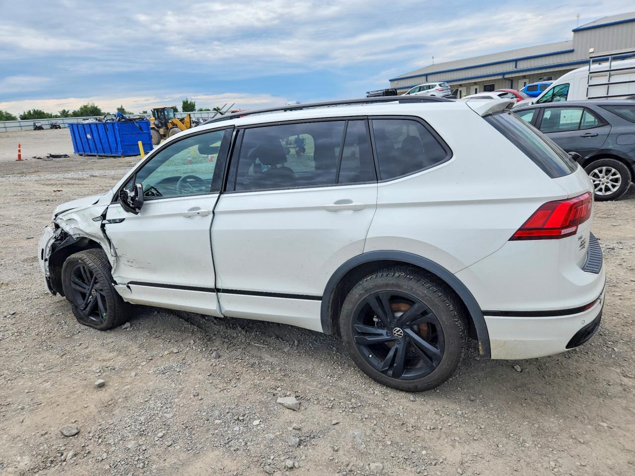 2023 VOLKSWAGEN TIGUAN SE R-LINE BLACK — снимка 2