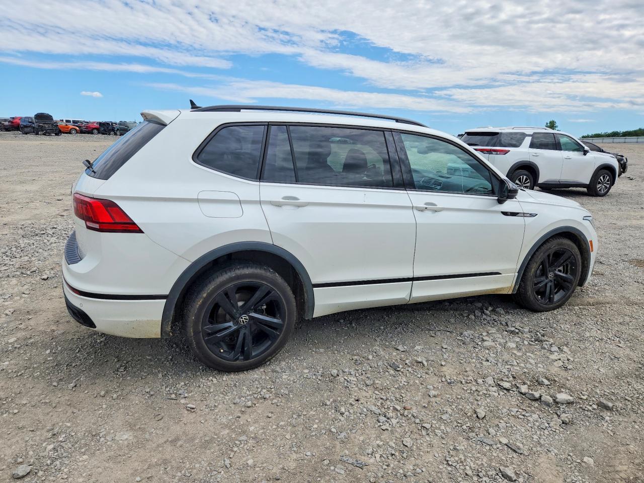 2023 VOLKSWAGEN TIGUAN SE R-LINE BLACK — снимка 3