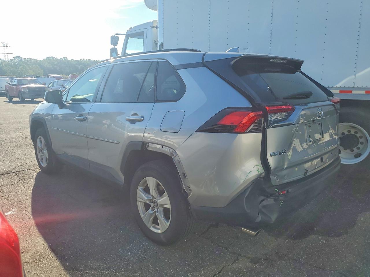 2020 TOYOTA RAV4 XLE — снимка 2