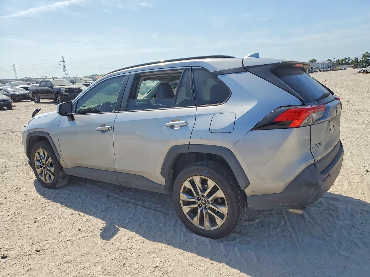 2020 TOYOTA RAV4 XLE PREMIUM — снимка 2