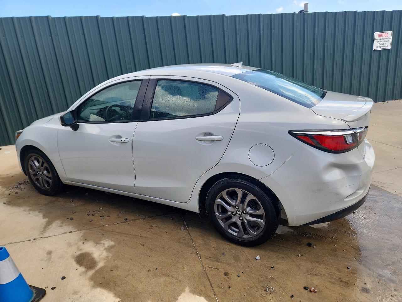 2020 TOYOTA YARIS LE — photo 2