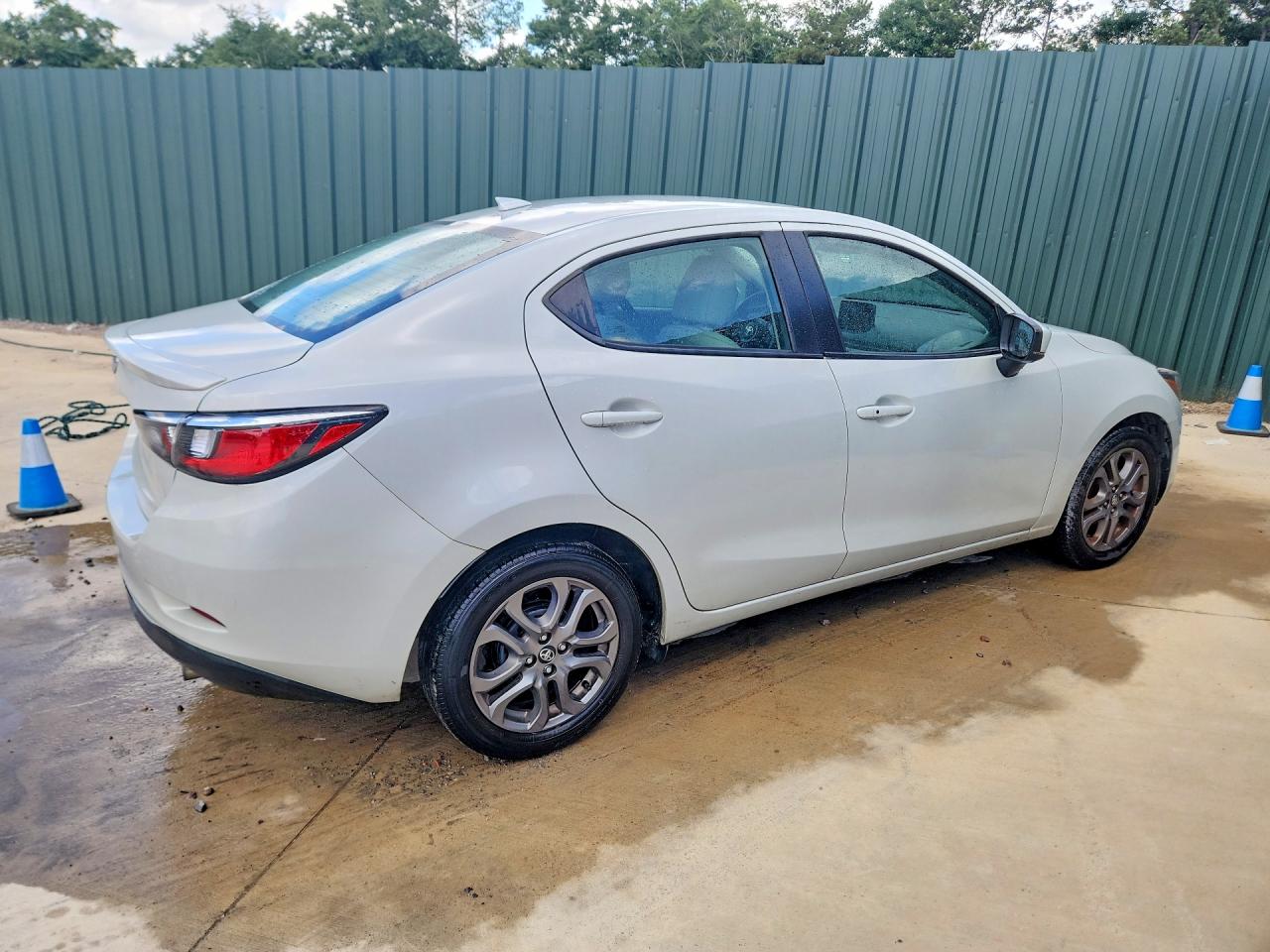 2020 TOYOTA YARIS LE — photo 3